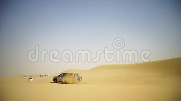 在日落时在阿拉伯沙漠的越野车和迪拜天际线或城市景观的空中观赏冒险沙漠之旅视频的预览图