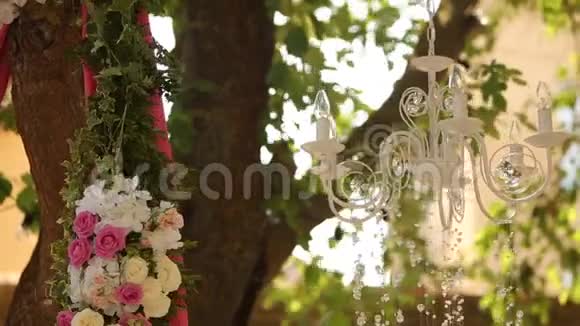 婚礼上有鲜花和花环的水晶吊灯假日装饰乡村风格视频的预览图