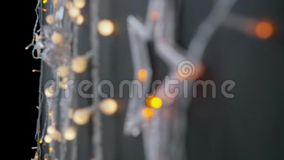 黑色墙壁背景上有灯光和星星的圣诞花环视频的预览图