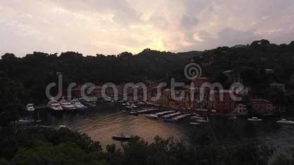 意大利波托菲诺市海岸夏季夜景视频的预览图