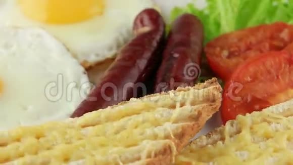 英式早餐包括煎鸡蛋香肠烤面包和新鲜沙拉视频的预览图