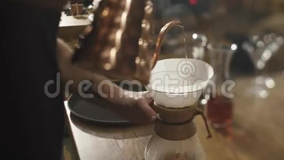 咖啡店的咖啡师为客人做了一杯咖啡视频的预览图