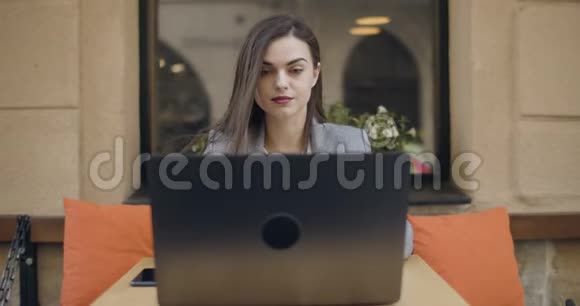 有笔记本电脑的女人视频的预览图