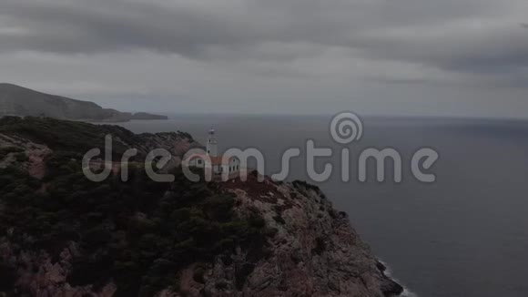 位于西班牙北马洛卡海岸的摄魂怪角灯塔艺术的日出和黄昏视频的预览图