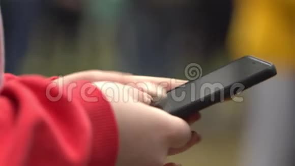 女性手在屏幕智能手机上输入移动信息关闭女性手握智能手机和浏览网站视频的预览图