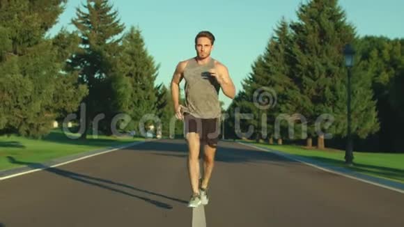 体育男子跑步在夏季公园同时有氧训练户外健身锻炼视频的预览图