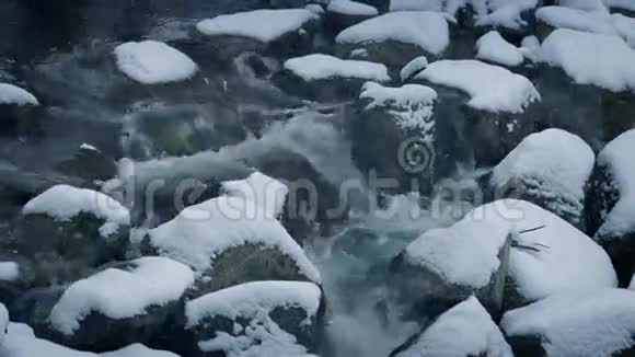 河流穿过雪岩视频的预览图
