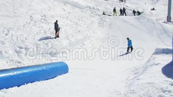 滑雪者背滑坡跳踢脚滑雪胜地雪山极端极端视频的预览图