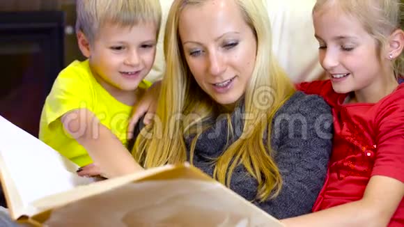妈妈和孩子们在圣诞节看照片视频的预览图