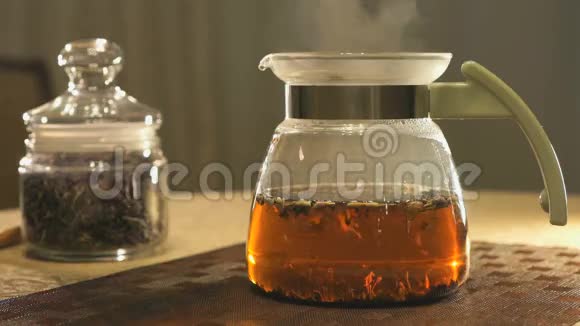 用玻璃茶壶冲泡吉帕尼茶视频的预览图