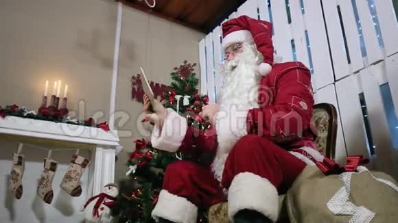 带有平板客房的圣诞老人绿色触摸屏视频的预览图