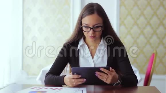 戴眼镜的年轻美女自由职业视频的预览图