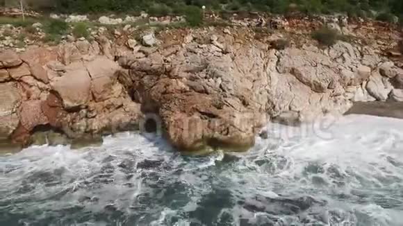 海浪在石滩上破碎形成了浪花录像海浪拍打着大海的岩石视频的预览图