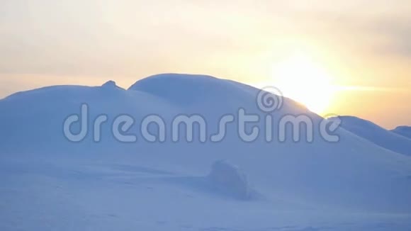 美丽的风景雪山峰上惊人的日落冒险冬季旅行慢动作1920x1080视频的预览图