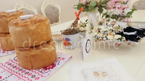 婚礼桌上有甜的传统婚礼面包视频的预览图