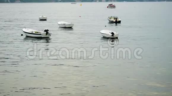 黑山湾的小型白色摩托艇视频的预览图