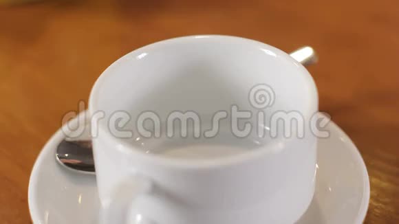 在白杯中倒入红茶关门视频的预览图