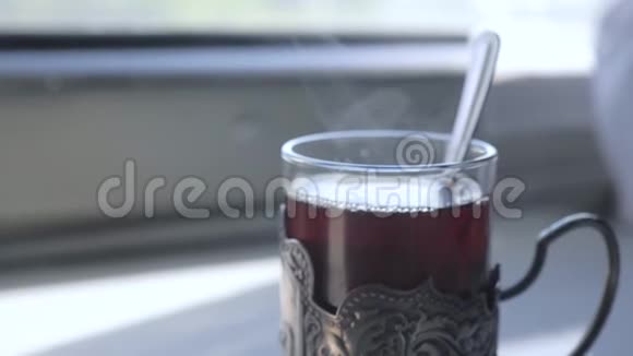 铁路旅行概念一杯盛有汤匙的生活方式玻璃茶老式的茶摊在火车车厢的桌子上视频的预览图
