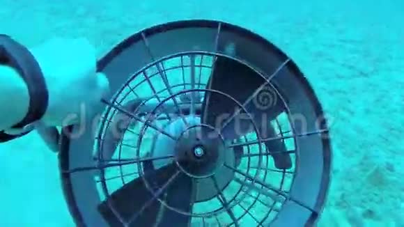 潜水滑板车视频的预览图