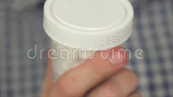 人读一罐药的说明书视频的预览图