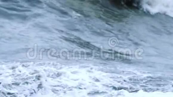 海浪卷向岸边视频的预览图