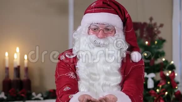 圣诞老人吹雪烟斗到相机房间与视频的预览图