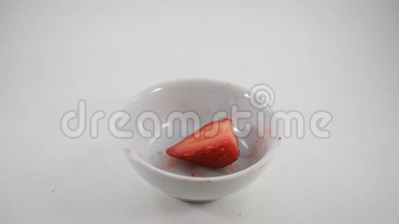从碗里拿草莓的人视频的预览图