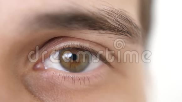 闭上一只雄性的眼睛一个看相机的人棕色眼睛的细节慢动作3840x2160视频的预览图