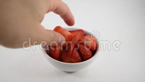 从碗里拿草莓的人视频的预览图