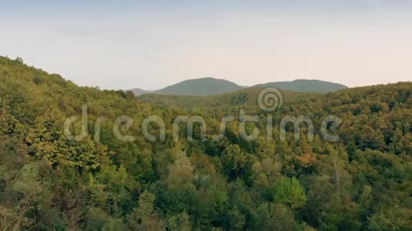 山的空中景色视频的预览图
