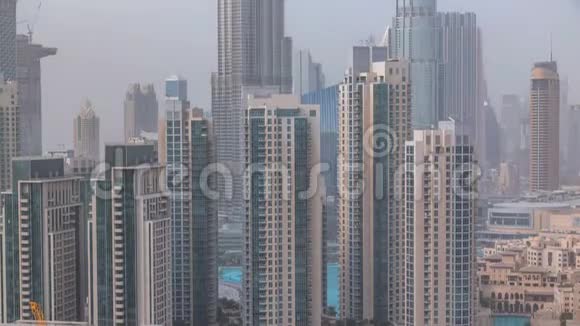 迪拜市中心的天际线与重新居住的塔楼时间推移从屋顶观看视频的预览图