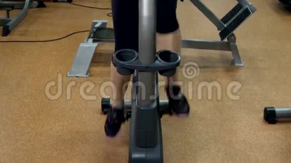 运动女孩正在健身馆骑自行车健身运动视频的预览图