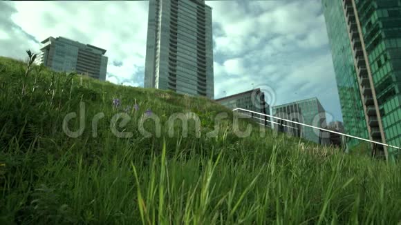温哥华市中心绿色屋顶一辆小车4K射击UHD视频的预览图