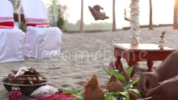 婆罗门为印度婚礼准备地点视频的预览图