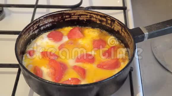 锅里放着西红柿炒鸡蛋视频的预览图