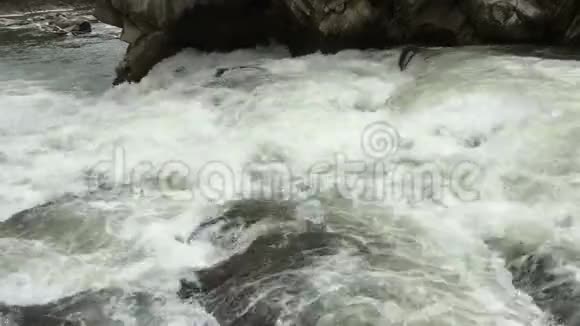 流动清澈的河流水流有白色透明的气泡和飞溅视频的预览图