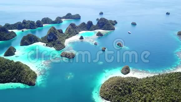 RajaAmpat华丽岩石群岛空中拍摄视频的预览图