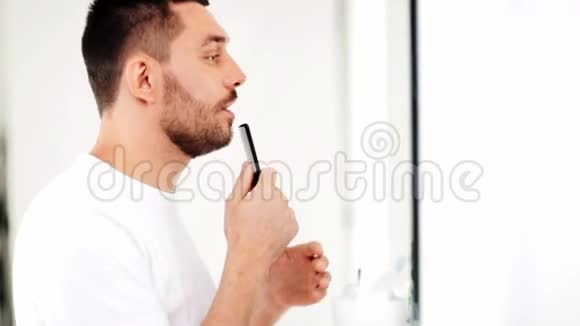 有梳子的人看着镜子唱歌视频的预览图
