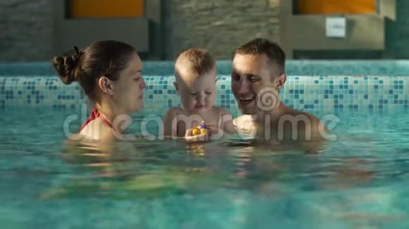 泳池里的幸福家庭视频的预览图
