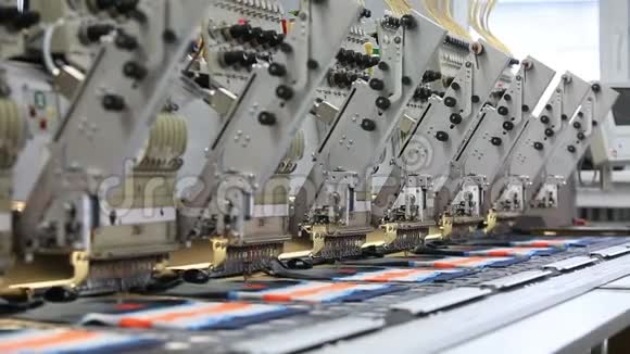 纺织厂在工作中的机器和机制视频的预览图
