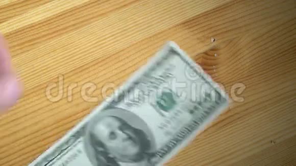 把美元钞票放在桌子上视频的预览图
