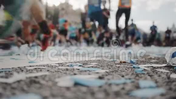 马拉松赛的终点线是彩纸屑运动员视频的预览图