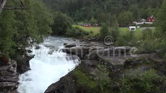 挪威山区的瀑布视频的预览图