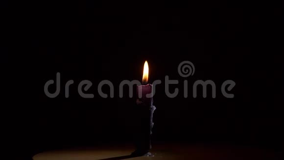 吹出一支黑色的蜡烛在黑色背景下缓慢运动的烟雾视频的预览图