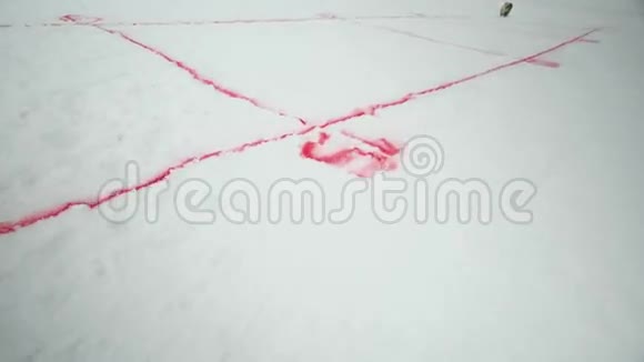 滑雪道上的红色喷雾标记雪山竞赛滑雪胜地挑战竞赛视频的预览图