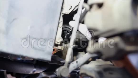 男机修工修理汽车视频的预览图