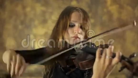 穿着黑色裙子拉小提琴的可爱女孩视频的预览图