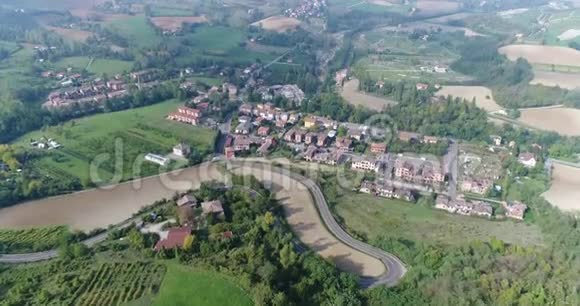 从空中俯瞰意大利葡萄园意大利中世纪小镇从葡萄园上方俯瞰全景视频的预览图