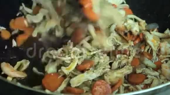 鸡肉烹饪与蔬菜混合视频的预览图