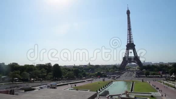 法国巴黎2015年6月8日著名的埃菲尔铁塔在阳光日时间流逝视频的预览图